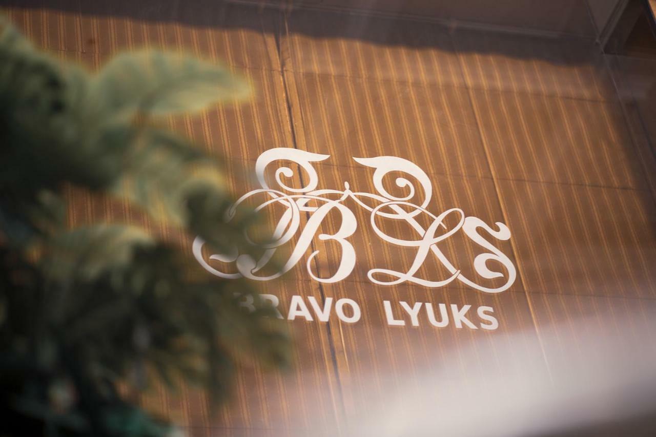 Bravolyuks Hotel Ургенч Экстерьер фото